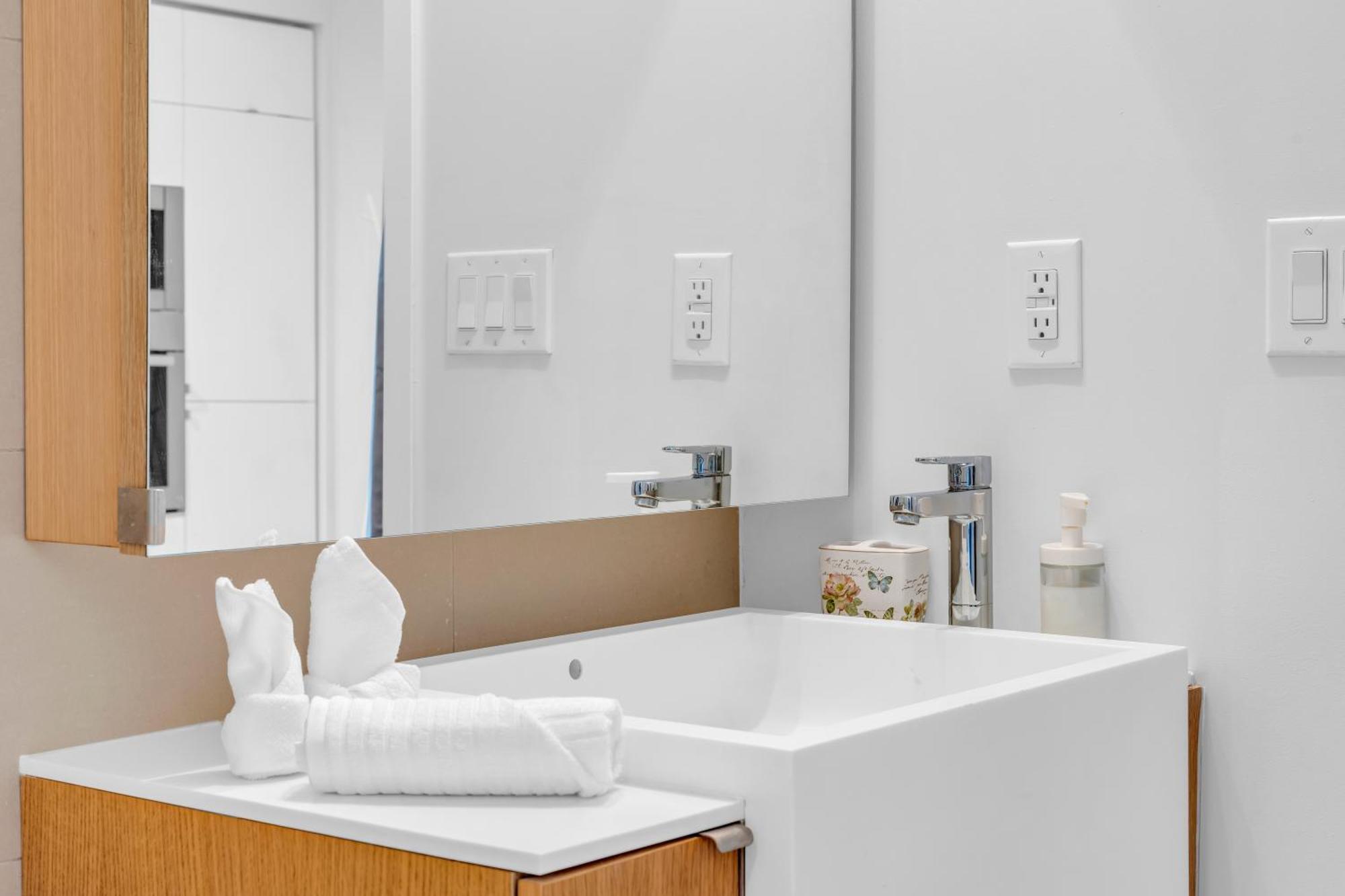 Spadina Modern Suites Toronto Exterior photo